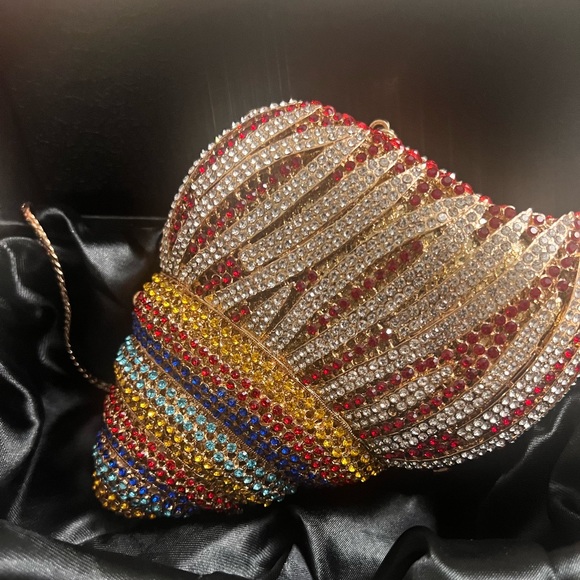 Seashell Shaped Luxury Crystal Clutch Purse - Picture 3 of 10